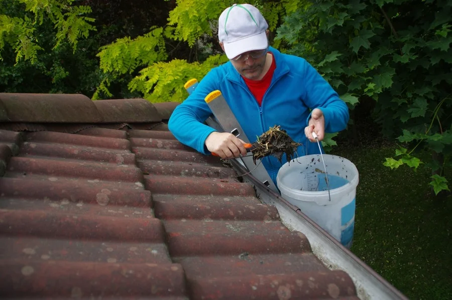 Experienced Gutter Cleaning Service in Sacramento, CA Experienced Gutter Cleaning Service in Sacramento, CA